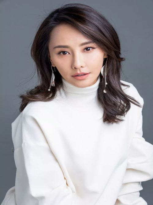 马雅舒，1977年3月24日出生于云南省昆明市，中国内地女演员，毕业于中国戏曲学院表演系。
1995年，参演首部电视剧《传奇人生》，正式进入娱乐圈。2000年2月，主演古装神话剧《西游记后传》。2004年6月，出演古装武侠剧《丝路豪侠》。2007年3月，主演现代情感剧《爱了散了》。2008年6月，主演年代爱情剧《宁为女人》。2009年10月，主演年代传奇剧《春桃的战争》。2010年9月，主演民国爱情剧《大丫鬟》。2011年1月，主演爱情偶像剧《爱情有点蓝》。2012年6月，主演家族情感剧《锁梦楼》 。2014年3月，主演战争剧《枪火》。2017年3月，参加明星育儿观察类真人秀节目《妈妈是超人第二季》。2018年9月，参演的都市情感剧《只为遇见你》杀青。2019年1月，参演的的古装武侠电视剧《天龙八部》开机。