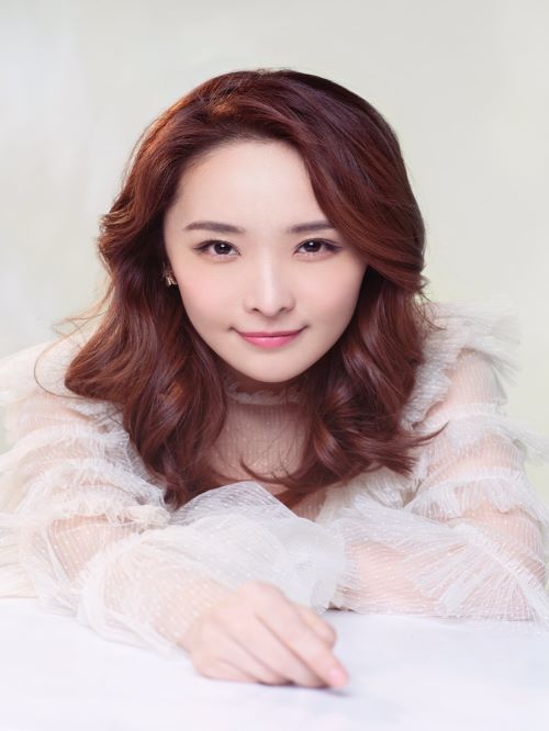 李曼，1988年6月4日出生于辽宁省鞍山市，中国内地女演员，毕业于中央戏剧学院表演系本科。
2006年，出演张艺谋执导的古装片《满城尽带黄金甲》，凭借该片提名金鸡百花电影节最佳新人奖，获得“贺岁十年欢乐盛典”最受欢迎电影女配角奖。2007年，主演民国爱情剧《梦幻天堂》。2009年，主演的谍战剧《江城令》播出。2010年，出演的喜剧片《人在囧途》在中国内地上映。2013年，她出演的古装剧《宫锁珠帘》在湖南卫视金鹰独播剧场播出。2015年，主演的民国剧《新京华烟云》上星播出。2016年，主演的偶像剧《致单身男女》播出。2018年，她主演的古装神话剧《天乩之白蛇传说》在爱奇艺视频播出。2019年，主演的悬疑探险剧《怒海潜沙&秦岭神树》在腾讯视频播出。2020年，主演的谍战剧《秋蝉》播出。