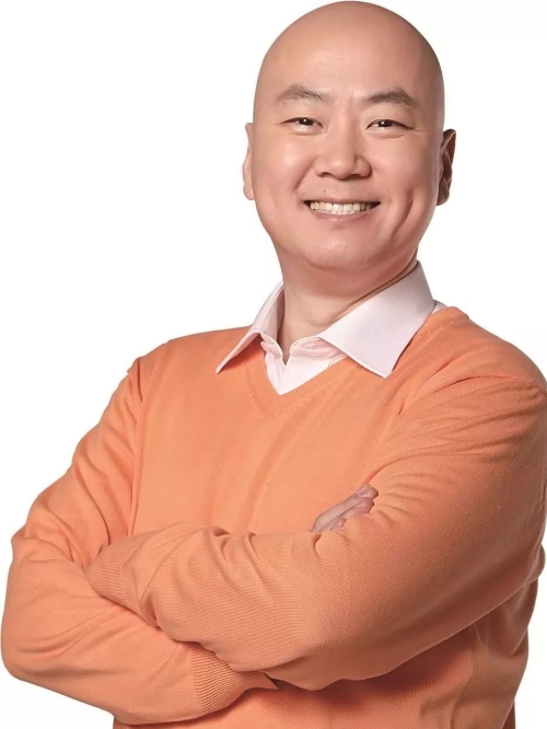 郭冬临，1966年7月20日出生于安徽省淮南市，中国内地相声、小品演员。毕业于上海戏剧学院。
1993年，首次登上央视春晚舞台。2000年，第一次搭档冯巩在央视春节联欢晚会上表演相声《旧曲新歌》。2001年，在央视春节联欢晚会上合作相声《得寸进尺》，获得我最喜爱的春节联欢晚会节目曲杂类一等奖。2005年，第一次与牛莉合作在央视晚会上表演小品《男子汉大丈夫》。2009年，主演电视剧《万卷楼》并饰演郭子鱼。2010年，主演《神医大道公》并饰演保生大帝的徒弟二举。2012年，郭冬临携小品《面试》登上央视龙年春晚。2014年，首次参演由邵白执导的微电影《向阳生长》。
2015年2月18日，郭冬临携小品《一定找到你》登上央视羊年春晚。