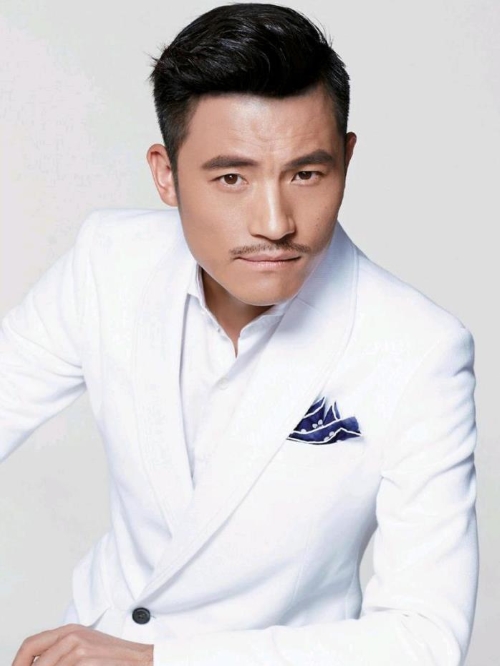 耿乐，1974年11月18日出生于北京市，中国内地男演员，毕业于中央美术学院。
1994年，主演电影《阳光灿烂的日子》。2003年，主演电视剧《花样的年华》。2008年，主演电影《桃花运》。2010年，主演电视剧《远山的红叶》，饰演郎小泉。2011年，主演电影《面引子》；同年，主演电影《双人床条约》在中国上映，饰演赵敬初。2012年，与丹尼尔·海尼、伊丽莎·库普、朱珠等主演电影《纽约客@上?！?。2013年，参与拍摄的电影《笔仙Ⅱ》在中国上映，饰演警察 ；同年与陆毅等主演电视剧《假如生活欺骗了你》。2014年，参与拍摄的电影《北京爱情故事》在中国上映；同年与闫妮等主演电影《疯狂72小时》。2015年作为主演之一参与电视剧《致单身男女》的拍摄。2017年作为主演之一参与电视剧《三年二班》的拍摄。2018年10月26日，获得凤凰网时尚之选得时尚态度先锋大奖。2020年6月，由其主演的爱情悬疑罪案剧《十日游戏》开播。