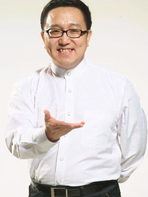 句兆杰，艺名句号，1962年10月25日出生于辽宁省丹东市，国家一级演员。
1977年，15岁的他参加辽宁省文艺汇演并表演对口快板《批零蛋》而获得优秀表演奖。1984年，被调到军区话剧团。1987年，因参加沈阳电视台春节联欢晚会并表演了小品《考演员》而崭露头角。1995年，在电影《脸对脸背靠背》中饰演李会计而获得第15届中国电影金鸡奖最佳男配角提名。 1997年，因在影片《惹事生非》中饰演村长王长安而获得第4届长春国际电影节影帝。
1999年，首次登上央视春晚舞台，搭档黄宏表演小品《打气儿》。2000年，再次携作品《爱笑的女孩》登上央视春晚舞台。2001年，连续第三年登上央视春晚舞台并表演小品《说声对不起》。2007年，时隔6年后，再次携小品《送礼》登上央视春晚舞台。2008年，第五次登上央视春晚舞台并表演小品《街头卫士》。2010年，获得第6届中国曲艺节牡丹奖表演奖。2012年，袂主演年代谍战剧《与狼共舞》。2014年，参演现代都市剧《离婚律师》。2019年9月20日，主演的电影《桂香街》在全国上映，在剧中饰演孙大宝。