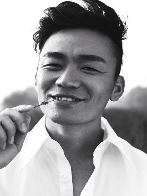 王宝强，1982年4月29日出生于河北省邢台市，中国内地男演员、导演。
王宝强6岁开始练习武术，8岁在嵩山少林寺做俗家弟子。2003年，凭借剧情片《盲井》获得第40届台湾电影金马奖最佳新演员奖。2004年，因参演冯小刚执导的剧情片《天下无贼》而获得关注。2008年，凭借《士兵突击》中许三多一角获得第24届中国电视金鹰奖最具人气男演员奖以及观众喜爱的电视剧男演员奖；同年，因出演《我的兄弟叫顺溜》中顺溜一角而受到广泛关注。2011年，凭借喜剧片《Hello!树先生》获得俄罗斯、美国纽约、意大利电影节最佳男主角奖及亚太电影奖。2012年，与徐峥继《人在囧途》再度合作的《人再囧途之泰囧》刷新华语电影票房纪录。2015年12月，主演喜剧片《唐人街探案》 。2016年，执导了个人电影处女作《大闹天竺》。
