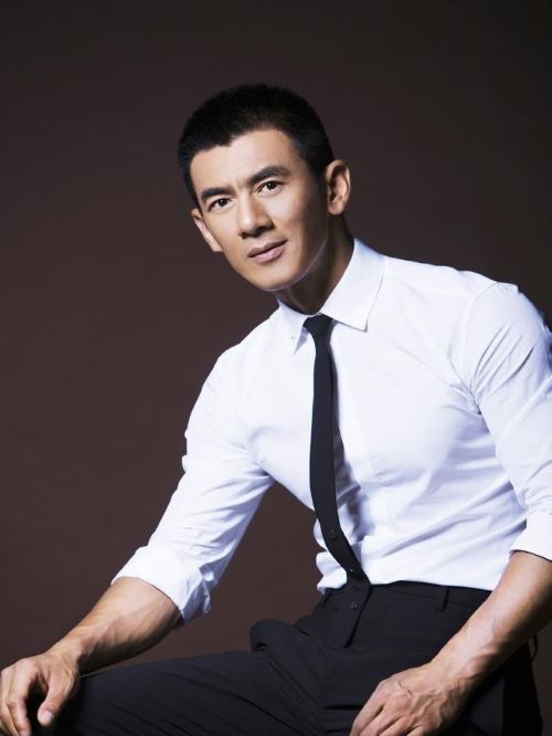 任天野，1970年7月2日出生于黑龙江省齐齐哈尔市，中国内地男演员。
2002年任天野首次主演电视剧《某年某月某一天》，自此开始演艺生涯，同年主演古装武侠剧《雪花女神龙》。2004年主演爱情犯罪剧《又见花儿开》。2006年参演古装史诗剧《大敦煌》。2009年主演家庭伦理剧《娘妻》。2010年凭借主演的军旅题材剧《我是特种兵》提名第6届华鼎奖最佳男配角。2011年主演古装探案剧《卜案》。同年参演西北传奇史诗剧《射天狼》。2012年主演当代情感剧《娘心》。2013年主演抗日战争剧《一个人战争》。2015年主演军旅题材剧《我是特种兵之霹雳火》。2016年主演浪漫轻喜剧《爱我@别走》。2017年主演年代抗战剧《决战1936》。2020年参演电影《浴血无名川》。2021年4月2日，主演网络电影《浴血无名川》定档。