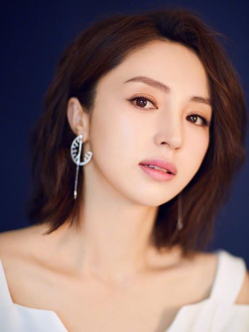 董璇，1979年11月5日出生于黑龙江省牡丹江市，中国内地影视女演员，毕业于北京电影学院表演系本科2000级。
2003年，因主演武侠剧《雪花女神龙》而步入演艺圈。2008年，凭借剧情片《立春》提名第27届金鸡奖最佳女配角奖；同年，她还主演古装武侠剧《八大豪侠》。2009年，因主演传奇剧《闯关东中篇》获得更多关注。2014年，因武侠剧《神雕侠侣》中饰演古墓派创始人林朝英再次受到关注。2017年，出演年代剧《探戈》。2020年8月28日，主演的电视剧《旗袍美探》在腾讯视频播出，在剧中饰演柳如青。12月16日，参演的古装武侠剧《有翡》在腾讯视频播出，在剧中饰演段九娘。12月21日主演的民国悬疑推理剧《拆案》在爱奇艺播出，在剧中饰演车素薇。