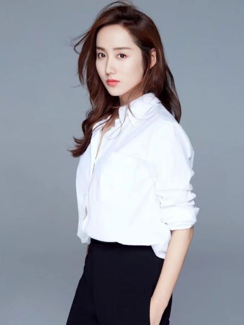 吕一（Coco），1984年1月8日出生于重庆市渝中区，毕业于北京舞蹈学院，中国内地影视女演员。
2004年，吕一完成了个人出道作品《散打》。2005年，因出演神话剧《天外飞仙》崭露头角。2007年，凭借武侠剧《雪山飞狐》获得影视星锐榜的导演推荐。2010年，她因在民国剧《新一剪梅》；都市剧《爸爸别走》中担任女主角而获得更多关注。
2011年，吕一出演了宫廷剧《后宫》。2013年，相继出演谍战剧《X女特工》；偶像剧《真爱惹麻烦》。2014年，在现代剧《平凡的世界》中饰演勤劳朴实的西北姑娘贺秀莲。2016年，吕一与钱泳辰迈入婚姻殿堂。2017年，在爱情剧《时间都知道》中饰演气质温婉的易碧雅。