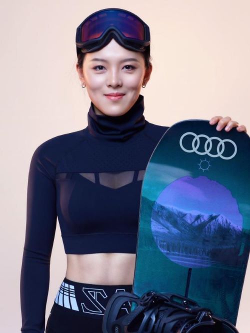 蔡雪桐（Cai Xuetong），1993年9月26日出生于中国黑龙江省哈尔滨市，中国单板滑雪运动员。
2015年在奥地利的克瑞斯彻伯格，蔡雪桐以94.25分获得2015年世界单板滑雪锦标赛女子U型池比赛冠军。2017年世界单板滑雪锦标赛女子U形场地冠军。2017年，蔡雪桐入选2017CCTV体坛风云人物年度最佳女运动员奖候选名单。2018年，蔡雪桐获得在瑞士莱克斯滑雪度假区举办的LAAX OPEN莱克斯公开赛女子组U型池场地决赛亚军。同年，国际雪联单板滑雪U型场地世界杯中国站在崇礼云顶滑雪场继续进行，蔡雪桐以88.75分夺得冠军，拿到个人第九个世界杯分站赛冠军，这是中国单板滑雪队本赛季的首个冠军。2019年，2018-2019赛季国际雪联单板滑雪U型场地世界杯，蔡雪桐凭借首轮拿到的89.25分摘金。2020年，在第38届美国公开赛（US OPEN）单板滑雪U型场地比赛中，蔡雪桐以88.16分夺得冠军，这是中国运动员首次获得美国公开赛金牌。