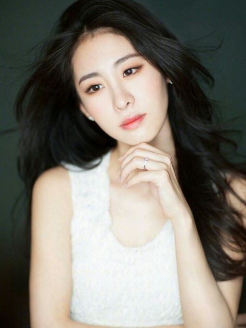 张碧晨，1989年9月10日出生于天津市，中国内地流行乐女歌手，毕业于天津外国语大学。
2013年7月，作为韩国女子组合Sunny Days成员正式出道。2014年，获得浙江卫视《中国好声音第三季》年度总冠军，在中国内地正式出道；同年，其演唱的歌曲《一吻之间》获得第22届东方风云榜年度十大金曲奖。2015年，获得第14届华鼎奖华语年度最受欢迎新锐歌手奖；同年，推出个人单曲《白芍花开》。2016年，其演唱的歌曲《年轮》获得第23届东方风云榜年度十大金曲奖，而她本人则获得了最佳年度飞跃奖以及全民选择女歌手奖；同年，举办了个人首场“自饰北京演唱会” 。2017年，她的首张音乐专辑《开往早晨的午夜》获得第24届东方风云榜年度概念专辑奖。2021年3月14日，推出第2张个人音乐专辑《时》。