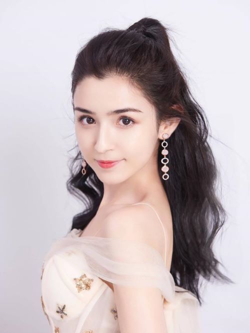 哈妮克孜，1996年1月29日出生于新疆乌鲁木齐市，中国内地影视女演员。
2018年，哈妮克孜签约泰洋川禾，并正式开启演艺生涯；同年，因在爱奇艺国风唱演秀《国风美少年》中表演舞蹈《一梦敦煌》而获得关注。2018年12月30日，参加浙江卫视跨年演唱会；2019年1月1日，其参演的中央广播电视总台元旦晚会播出；随后，她还参加了湖南卫视春节联欢晚会。2020年7月，主演的个人首部古装剧《天舞纪》播出。
2021年6月29日，出演《纯属巧合》。