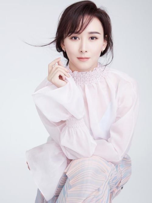 胡静，出生于云南楚雄彝族自治州楚雄，中国内地影视女演员，毕业于中央戏剧学院96级表演系。
1998年出演首部电影《网络时代的爱情》而获得关注，同年参演首部电视剧《大明宫词》；2002年胡静参演电视剧《少年张三丰》和《齐天大圣孙悟空》；2003年主演《孝庄秘史》受到更多关注；2004年主演历史剧《杨门虎将》；2006主演宫廷剧《大清后宫》并获得南方盛典最具人气女演员奖；2007年凭借《康熙秘史》入围北京卫视“金康杯”最佳女主角奖。2008年9月27日与朱兆祥在马来西亚吉隆坡结婚，2009年11月25日产下一名男婴。2010年胡静夫妇在马来西亚吉隆坡苏丹皇宫受封拿汀和拿督。2012年胡静复出参演民国剧《笑红颜》。2015年，参演电影《巴黎假期》。2016年参演电视剧《小情人》和大型反腐电视剧《人民的名义》。2017年，参演谍战剧《天衣无缝》。2018年参演电视《橙红年代》，2019参演新青春神话剧《封神演义》。2019年，与陆毅等合作主演禁毒题材电视剧《猎枭》。