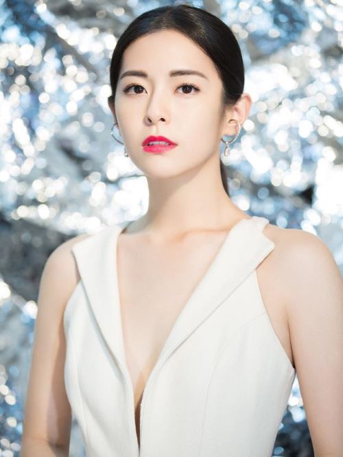 任容萱（Kirsten），1988年11月22日出生于台湾省台北市，中国台湾影视女演员、流行乐歌手、模特。
2009年，任容萱因主演偶像剧《终极三国》而正式进入演艺圈。2011年，主演偶像喜剧《珍爱林北》。2012年，出演个人大银幕处女作《变羊记》。2013年，主演青春剧《我的自由年代》。2014年，出演励志剧《七个朋友》；同年，主演了《听见幸?！?。2015年，主演爱情片《遇见下一个你》。2016年，出演都市美食情感剧《深夜食堂》；同年，出演《麻烦家族》。2017年3月，与姐姐Selina一起参加浙江卫视美食综艺节目《熟悉的味道第二季》；2019年1月，参加的芒果TV综艺节目《女儿们的恋爱》开播；10月，其参加的导演选角真人秀《演员请就位》播出。