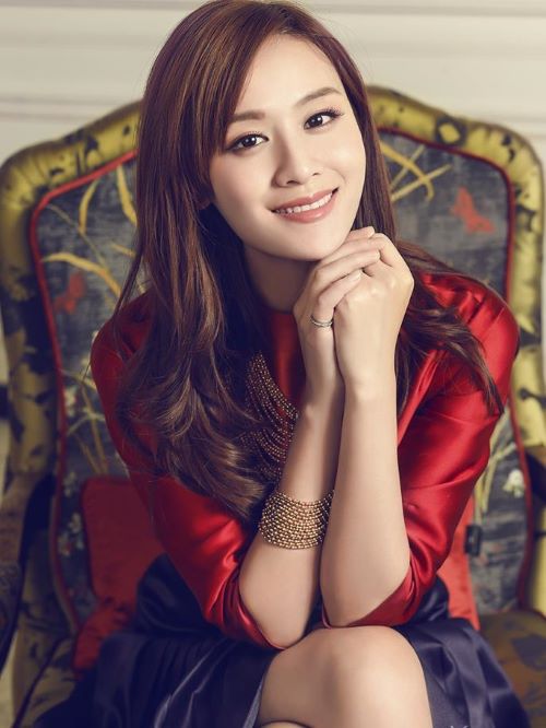 叶一茜，原名叶茜，1984年9月3日出生于福建省南平市政和县，中国内地流行乐女歌手、影视演员、主持人，毕业于北京电影学院。
2005年，获得湖南卫视选秀娱乐节目《超级女声》全国总决赛第7名，从而正式进入演艺圈  。2006年，其参演的首部电视剧《神雕侠侣》播出；同年，推出首张个人音乐专辑《爱情十二元素》。2007年，主演年代爱情剧《小城往事》。2010年，主持音乐节目《音乐集结号》 。2013年，担任时尚美妆节目《美丽俏佳人》的主持人。2014年，推出首张个人音乐EP《一撇·时光》。2015年，获得第10届劲歌王金曲金榜全球华人乐坛音乐盛典全能艺人奖、传媒大奖。2018年，担任时尚生活分享节目《种草吧麻麻》的主持人。2019年4月，参加湖南卫视生活服务纪实节目《向往的生活第三季》“湘西篇”第1期。2020年8月，参加爱奇艺自制综艺《亲爱的小课桌》。