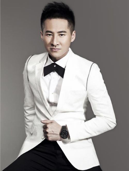 海鸣威，原名曹广海，7月10日出生于广州，中国内地男歌手，毕业于中国传媒大学，隶属于英皇星艺。
2000年获“新偶像”歌唱比赛总冠军。2005年，参与演出《雪狼湖》。2006年获得中央电视台《梦想中国》亚军。2007年，发行个人首张专辑《Dance Dance Dance》。2008年，发行单曲《寻找迈克》。2009年，发行专辑《So Sorry》。2010年发行专辑《我的回忆不是我的》。2011年，发行专辑《想你当成秘密》；同年发行专辑《工体爱情故事》。2013年，参与拍摄电影《芥末女王》。2014年，主演的电影《谁说我们不会爱》在中国上映；同年发行单曲《一个人的北京》。