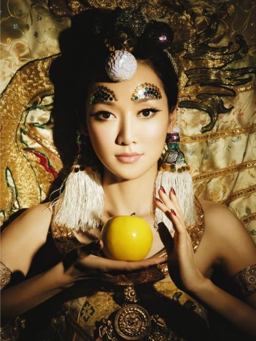 萨顶顶，原名周鹏，出生于河南省平顶山市，中国内地流行乐女歌手、词曲创作人、演员。
2000年，获得第9届CCTV青年歌手电视大奖赛专业组通俗唱法银奖。。2004年，发行个人首张音乐专辑《自己美》。2007年，发行音乐专辑《万物生》，该专辑获得第6届中国金唱片奖通俗类最佳专辑奖。2008年，获得英国BBC世界音乐大奖亚太地区最佳音乐人奖。
2010年，发行音乐专辑《天地合》 ，该专辑获得中国区“双倍白金唱片”销量认证。2011年，和吴青峰共同演唱的歌曲《剑雨浮生》提名第30届香港电影金像奖最佳原创电影歌曲奖。2012年，发行音乐专辑《恍如来者》。同年，获得华鼎奖亚洲最受欢迎歌唱女演员奖。2013年，获得中国现代时尚20年颁奖盛典现代时尚明星人物奖。2014年，发行音乐专辑《幻境。2015年，出席中英企业双峰会，演唱歌曲《Joy欢乐颂》。2018年，在电视剧《香蜜沉沉烬如霜》中饰演缘机仙子。