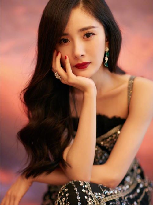 杨幂，1986年9月12日出生于北京市，中国内地影视女演员、流行乐歌手、影视制片人。
2006年，出演金庸武侠剧《神雕侠侣》。2008年，出演古装剧《王昭君》。2011年，凭借穿越剧《宫锁心玉》赢得广泛关注，并获得第17届上海电视节白玉兰奖观众票选最具人气女演员奖。2015年，主演《小时代》系列电影。2016年，主演职场剧《亲爱的翻译官》。2017年，主演神话剧《三生三世十里桃花》；同年，出演科幻片《逆时营救》，获得休斯顿国际电影节最佳女主角奖。2018年，凭借古装片《绣春刀Ⅱ：修罗战场》获得北京大学生电影节最受大学生欢迎女演员奖；同年，她还获得了第五届中国电视好演员奖绿宝石女演员奖。