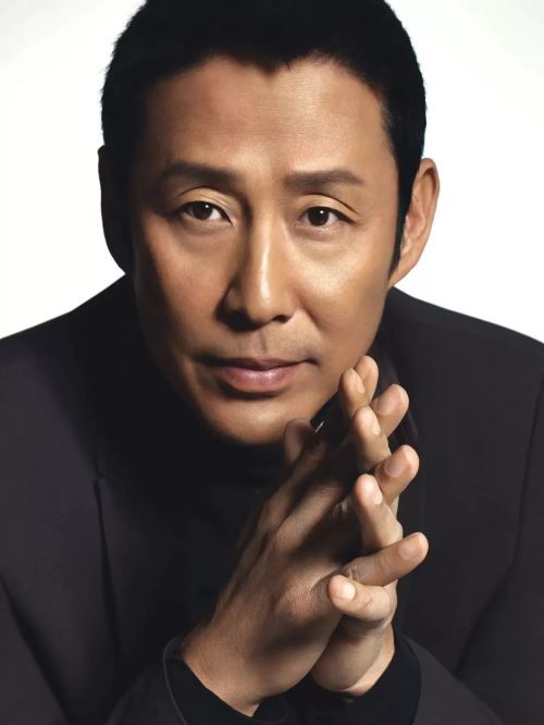 陈道明，1955年4月26日出生于天津市，祖籍浙江省绍兴市，中国影视男演员、国家一级演员，第十届、十一届、十二届全国政协委员，中国文学艺术界联合会第八次全国代表，广电总局颁发优秀电影表演艺术家，中国环境文化促进会理事，中国电视艺术家协会委员。中国电影家协会主席。
1989年凭借电视剧《末代皇帝》获得第7届中国电视金鹰奖最佳男演员和第9届中国电视剧飞天奖优秀男演员奖 。1990年《围城》获得中国电影表演艺术学会第三届学会奖，全国制片厂第二届优秀电视剧评选最佳男主角奖，第十一届“飞天奖”最佳男主角奖。1999年的《我的1919》使其获得第20届中国电影金鸡奖最佳男主角 。2001年，出演《康熙王朝》。2007年主演电视剧《卧薪尝胆》。2012年主演电视剧《楚汉传奇》。 2014年主演张艺谋执导的电影《归来》。2017年12月，出演古装剧《庆余年》 。