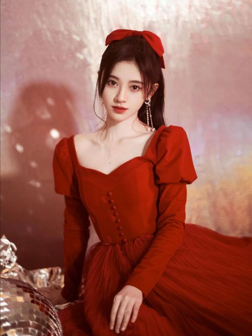 鞠婧祎（Kiku），1994年6月18日出生于四川省遂宁市，中国内地影视女演员、流行乐歌手。
2013年11月2日，鞠婧祎凭借SNH48《剧场女神》团体公演正式出道。2014年开始，在连续两届的SNH48总选举中相继获得第4位和第2位。2016年，主演个人首部玄幻剧《九州天空城》；同年，她还主演了古装热血剧《热血长安》。2017年，鞠婧祎成为了SNH48首位总选举连霸成员，并晋升SNH48明星殿堂，她也正式开始单飞发展。
2018年，鞠婧祎凭借古装剧《芸汐传》在影视领域崭露头角。2019年，因在神话剧《新白娘子传奇》中饰演白素贞而赢得颇高关注；她也首次入选福布斯中国名人榜，并成为了福布斯中国30位30岁以下精英人物。