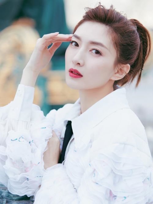 江疏影，1986年9月1日出生于上海，中国内地女演员，毕业于上海戏剧学院，并取得了英国东英吉利大学传媒经济学硕士学位。
2005年，出演情感剧《飞花如蝶》。2013年，出演电影《致我们终将逝去的青春》。2014年，出演都市情感剧《一仆二主》。2015年1月，主演励志剧《长大》；8月，主演都市爱情剧《最佳前男友》。2016年4月，主演青春励志剧《旋风十一人》；5月，出演都市情感剧《好先生》 。2017年4月，参加旅行真人秀《花儿与少年第三季》。2018年1月，主演都市剧《恋爱先生》。2月，主演情感剧《一路繁花相送》。11月2日，出演电影《冰封侠：时空行者》。 2020年，主演古装剧《清平乐》和都市情感剧《三十而已》。2021年2月11日，2021年央视春晚上演唱歌曲《万事如意》 。