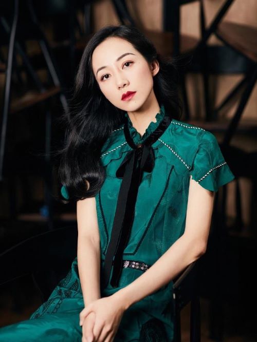 韩雪，1983年1月11日出生于江苏省苏州市姑苏区，中国内地女演员、歌手、影视制作人，毕业于上海戏剧学院表演系。
2000年出演其首部大荧幕作品《浪漫?；ā?。2003年12月，出演古装武侠剧《飞刀又见飞刀》；2004年10月15日，发行个人首张音乐专辑《飘雪》；2006年，出演古装神话剧《天外飞仙》。2015年2月，出演抗战剧《冲出月亮岛》；2016年8月5日，主演灵异惊悚电影《古曼》。2019年，主演电视剧《人民的正义》。2020年10月9日，电影《惊天救援》宣布主演阵容，韩雪领衔主演。 12月13日，主演的电视剧《巡回检察组》播出。在剧中饰演罗欣然。
2021年2月12日，参加《2021年中央广播电视总台春节联欢晚会》并演唱歌曲《瑞雪平安图》。