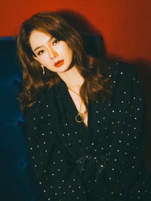 戚薇，1984年10月26日出生于四川省成都市武侯区，中国内地女演员、歌手，毕业于浙江传媒学院录音艺术专业。
2006年因参加选秀节目《我型我秀》而正式出道，同年与袁成杰组成“男才女貌”组合，并凭借歌曲《外滩十八号》在歌坛获得关注。2010年因参演古装剧《美人心计》而被观众所熟知。2011年主演都市情感剧《夏家三千金》；同年签约海蝶音乐，并发行首张个人EP《如果爱忘了》。2012年出演都市剧《世界上另一个我》。2015年主演都市情感剧《我是杜拉拉》。2016年，出演吴宇森导演的动作片《追捕》；同年参演都市情感剧《深夜食堂》 。2021年，主演的都市科幻剧《你好，安怡》播出。