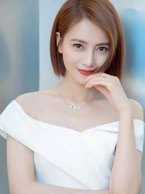 高圆圆，原名高园园，1979年10月5日出生于北京市丰台区，祖籍河北唐山，中国内地影视女演员、模特。
1997年，主演个人首部大银幕作品《爱情麻辣烫》，从此开始了她的演艺生涯。2003年，凭借古装武侠爱情剧《倚天屠龙记》受到广泛关注。2005年，出演剧情片《青红》。2006年，出演喜剧动作片《宝贝计划》。2007年，出演爱情电影《男才女貌》。2010年，出演都市爱情电影《单身男女》。2013年，主演当代都市情感剧《咱们结婚吧》。2014年，凭借爱情电影《一生一世》入围第6届澳门国际电影节最佳女主角。2015年，获得第52届韩国电影大钟奖最佳海外女演员奖。2017年，主演警匪电影《风林火山》。2021年5月25日，主演建党百年献礼剧《光荣与梦想》播出。