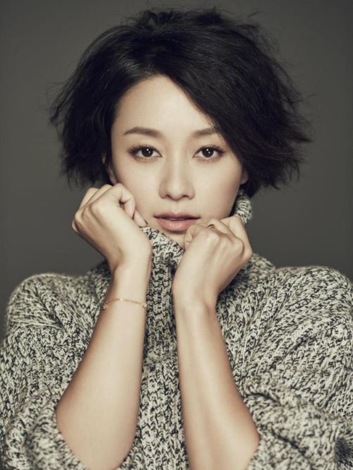 马伊琍（Ma Yili），1976年6月29日出生于上海市虹口区，祖籍江苏省南通市如东县，中国内地女演员，毕业于上海戏剧学院1994级表演系本科班。
1996年，凭借电视剧《真空爱情记录》出道。2003年，出演古装剧《还珠格格第三部》。2007年，出演电视剧《奋斗》。2008年，凭借电影《江北好人》获得第9届中国长春电影节最佳女主角奖。2015年，主演电视剧《北上广不相信眼泪》。2017年，主演电视剧《中国式关系》。2018年，出演都市情感剧《我的前半生》；同年，出演历史片《那些女人》；同年，主演的剧情电影《找到你》上映。2019年，主演《旗袍美探》。11月，主演由薛晓路执导的职场现实题材剧《在不安的世界安静地活》。