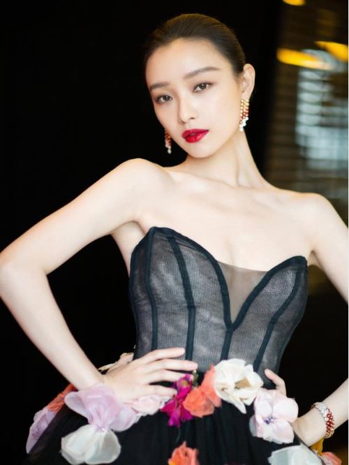 倪妮，1988年8月8日出生于江苏省南京市，中国内地女演员，毕业于南京传媒学院语言传播系。
2011年，因出演战争史诗电影《金陵十三钗》女主角赵玉墨一角而进入演艺圈。2013年，主演爱情悬疑电影《杀戒》、爱情电影《我想和你好好的》及治愈系电影《等风来》。2014年，主演校园爱情电影《匆匆那年》。2015年，主演爱情喜剧电影《新娘大作战》。2016年，主演奇幻冒险电影《勇士之门》和爱情电影《28岁未成年》。2017年，主演奇幻电影《悟空传》和《奇门遁甲》。2018年，主演古装权谋剧《天盛长歌》。2019年，主演犯罪电影《雪暴》、电视剧《宸汐缘》。2020年，主演电影《拆弹专家2》。2021年1月15日，出演首部抗战悬疑题材话剧《幺幺洞捌》；7月1日，主演的献礼建党百年电影《1921》上映。