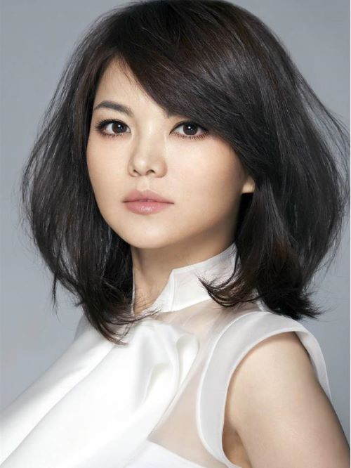 李湘，1976年02月10日出生于湖南省长沙市，毕业于中国传媒大学。主持人、出品人、制片人，360娱乐总裁。
1997年主持湖南卫视《快乐大本营》。2003年获得央视索福瑞收视调查全国卫视最受欢迎主持人第一名；2003年连任中华环境?；せ鸹帷盎繁４笫埂?；三次评为“最受欢迎主持人”称号；获中国“金话筒奖”主持人称号。2001年被评为湖南广播电视局“最受欢迎主持人”并立二等功。2004年11月，正式离开湖南卫视《快乐大本营》。
2013年8月，李湘出任深圳卫视副总监。2016年3月，李湘加盟奇虎360，任职副总裁及首席内容官，分管360影视以及相关内容业务。5月，李湘被正式任命为360娱乐总裁。