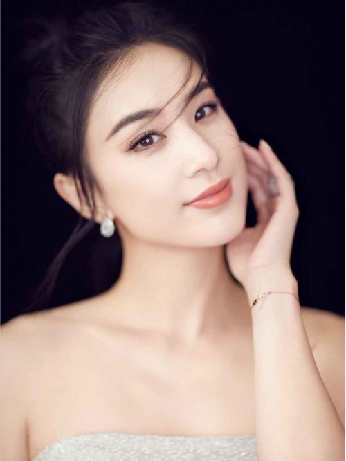 黄圣依（Eva Huang），1983年2月11日出生于上海市徐汇区，中国内地女演员、歌手、出品人、商人。2005年毕业于北京电影学院表演系。
2003年出演首部电视剧《红苹果乐园》。2004年凭借电影《功夫》被观众熟知；2005年主演电影《猛龙》。2007年主演电视剧《天仙配》。2008年发行专辑《黄圣依同名专辑》。2009年发行专辑《选美everyday》；同年与杨幂、刘亦菲、王珞丹被评为内地“四小花旦”。2011年主演电影《白蛇传说》在国内外上映，获得了全球票房榜周冠军。2013年主演电视剧《第22条婚规》；同年发行专辑《Facing Love》。2015年出演电影《冰封：重生之门》。2021年特别出演的《岁岁青莲》及主演的电视剧《少帝康熙》将播出。