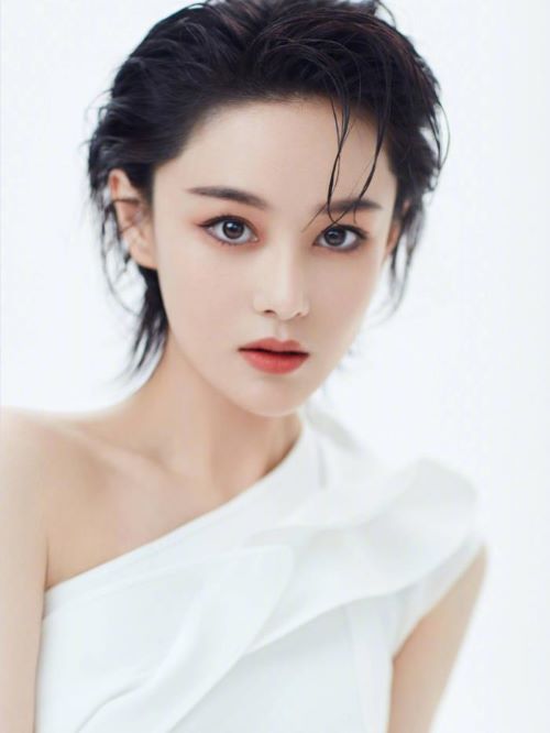 张馨予，原名张燕，1987年3月28日出生于江苏省苏州市昆山市，中国内地女演员。
2010年，首次触电大银幕，参演爱情喜剧电影《非诚勿扰2》。2011年2月，与刘涛、陈楚河联袂主演都市爱情剧《钱多多嫁人记》，同年，出演徐克执导的武侠电影《龙门飞甲》 。2012年，主演古装喜剧电影《河东狮吼Ⅱ》。2013年，出演古装历史剧《精忠岳飞》。2014年1月，主演古装神话剧《封神英雄榜》， 凭借该剧入围第17届华鼎奖古装剧最佳女主角奖；12月，因在武侠剧《神雕侠侣》中饰演李莫愁一角而再次受到关注。2015年，主演悬疑爱情剧《重生之名流巨星》。2016年7月，主演武侠剧《新边城浪子》；9月，携动作电影《魔卡行动》受邀出席第72届威尼斯国际电影节。2017年，主演古装传奇剧《思美人》。