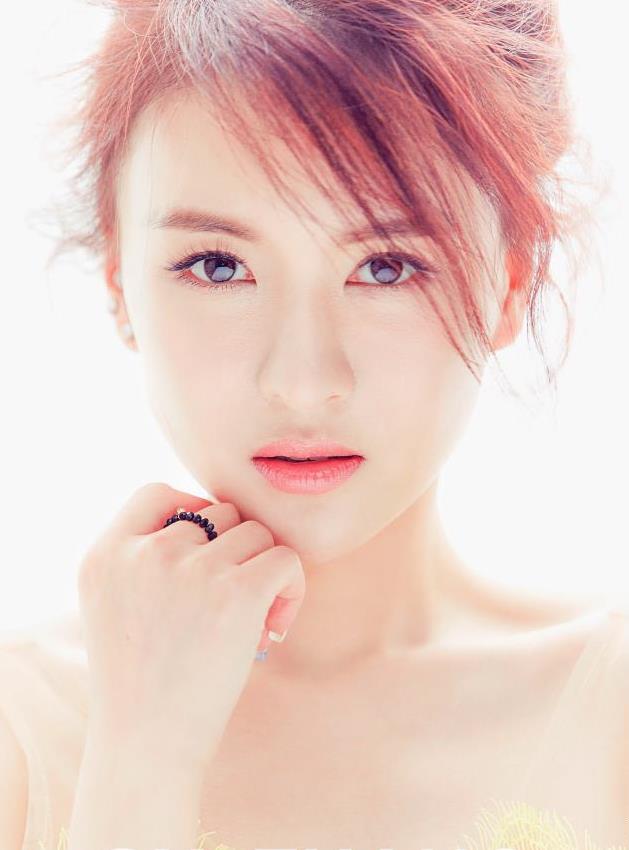 郑亦桐（曾用名郑逸桐），1984年10月13日出生于河北省邯郸市，毕业于解放军艺术学院，中国内地女演员。
2005年，出演个人首部电视剧《向天真的女生投降》，从而正式进入演艺圈 [2]  。2009年，出演年代战争剧《战火中的青春》。2010年，出演都市情感伦理剧《回家的诱惑》；随后，出演古装神话剧《活佛济公》。2012年，出演年代爱情片《大上海》。2014年，出演古装神话剧《封神英雄榜》。2015年，主演年代抗战剧《忠者无敌》。2016年，在现代医疗剧《急诊科医生》中饰演柳丹丹。2017年，出演都市情感剧《小棉袄》。2021年06月11日，郑亦桐主演的《夏末初见》在宁波盛大开机。