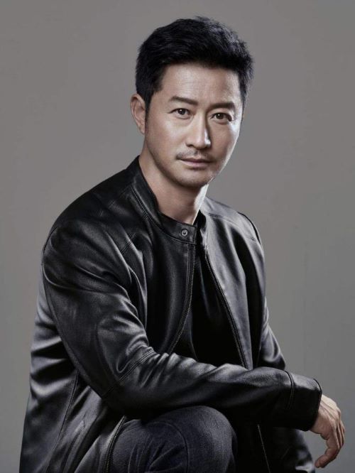 吴京，1974年4月3日出生于北京市，毕业于北京体育大学，中国影视男演员、电影导演，中国电影家协会副主席。
1989年，进入北京市武术队。1994年获得全国武术比赛精英赛枪术、对练冠军。1995年，出演个人首部电影《功夫小子闯情关》。1998年出演古装剧《太极宗师》。1999年，主演武侠剧《小李飞刀》。2007年，出演动作警匪片《男儿本色》。2008年，开始转型担任导演，并于同年执导导演处女作《狼牙》。2012年，出演军旅剧《我是特种兵之利刃出鞘》。2015年，自编自导自演军事战争片《战狼》。2017年，自导自演动作片《战狼Ⅱ》，该片创下国产电影历史最高票房纪录及全球单一市场单片最高票房纪录，而其个人则凭借该片先后获得第34届大众电影百花奖最佳男主角奖、第17届中国电影华表奖优秀男演员奖。2019年，担任科幻电影《流浪地球》的出品人，并特别出演“刘培强”一角。2020年8月27日，吴京名列2020福布斯中国名人榜第23位。