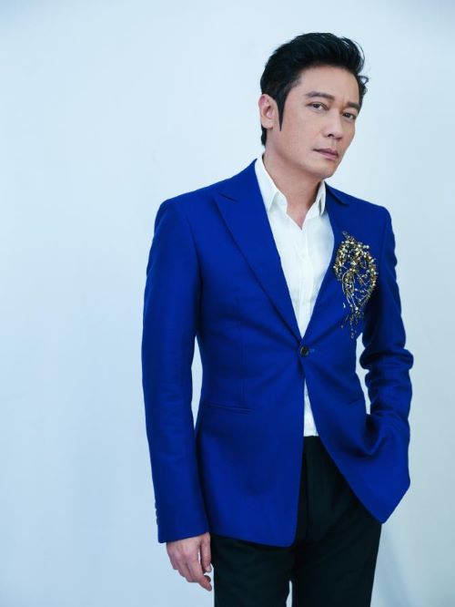 罗嘉良（Gallen Lo），1962年12月16日生于中国香港，祖籍广东省东莞市，演员、歌手。
1984年参加无线电视新秀歌唱大赛入行，1986年加入香港电视广播有限公司。1994年，主演《射雕英雄传》。1996年凭借时装剧《天地男儿》走红。1999年主演《创世纪》。三次夺得TVB万千星辉颁奖典礼最佳男主角奖，是首位三次夺得此奖项的TVB艺人。1998年，推出唱片《天地豪情》，获IFPI双白金销量；同年在香港红馆举行个人演唱会，成为首位在红馆开个唱的TVB全约艺人。2006年主演古装剧《昭君出塞》。2009年主演电视剧《郑和下西洋》。2013年在古装剧《精忠岳飞》中饰演反派秦桧。2020年9月27日，加盟综艺节目《蒙面舞王》。