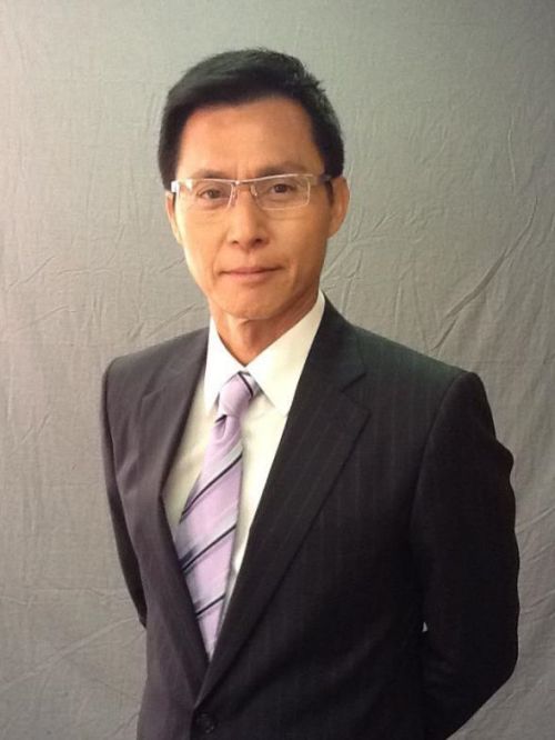 张国强，男，英文名KK Cheung，昵称“KK”，1956年11月28日出生于香港，中国香港影视男演员、主持人，为前无线电视（TVB）基本部头合约男艺员、退役香港甲组足球联赛足球运动员，司职右后卫，常坐后备席，少有正选出场机会。
于70年代后期加入无线电视，于球坛及电视圈双栖发展，退役后成为全职演员，曾经担任儿童节目《430穿梭机》第一代节目主持，在几套香港电影中担任男主角，包括《波?！芳啊兜阒冈粼簟贰Ｓ?990年转投亚洲电视，于2008年重返无线电视。其中97版《天龙八部》中他饰演的奸狠“慕容复”仍被观众奉为经典。2021年3月8日，张国强出演的电视剧《大步走》在翡翠台首播；4月12日，出演的时装警匪律政剧《伙记办大事》在香港翡翠台播出。