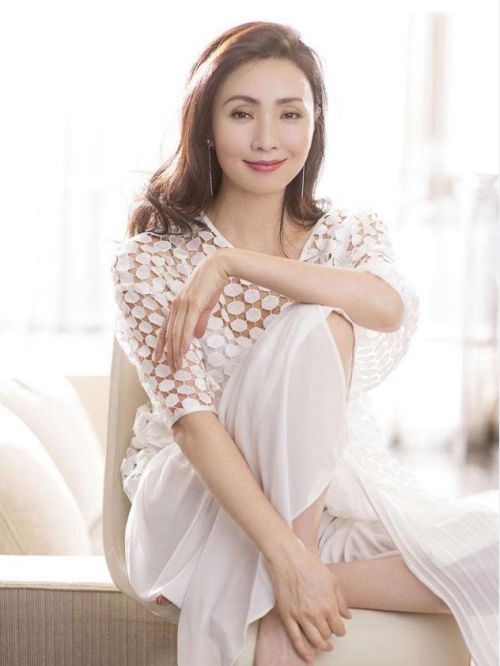 陶虹，1972年1月15日生于江苏省无锡市，毕业于中央戏剧学院表演系，中国影视女演员，国家话剧院一级演员，原国家花样游泳运动员，全运会冠军，世界杯集体第5名。
1993年，出演电影《阳光灿烂的日子》于北蓓一角进入影视圈，1997年，主演的电影《黑眼睛》获得第10届大马士革国际电影节最佳女主角奖、第4届中国电影华表奖最佳女演员奖、第18届中国电影金鸡奖最佳女主角奖。1998年，进入中央国家话剧院工作。1999年，在《春光灿烂猪八戒》的拍摄中与主演徐峥喜结良缘，同年，主演电影《美丽新世界》。2001年，主演电视剧《空镜子》，获得第20届中国电视金鹰奖观众喜爱女演员奖和第23届中国电视剧飞天奖最佳女主角。2008年，主演电视剧《春草》。2019年，凭借电视剧《小欢喜》获得第26届华鼎奖中国百强电视剧最佳女配角奖。2021年参演电影《峰爆》和《我和我的父辈》。2022年，监制并主演电影《被害人》。