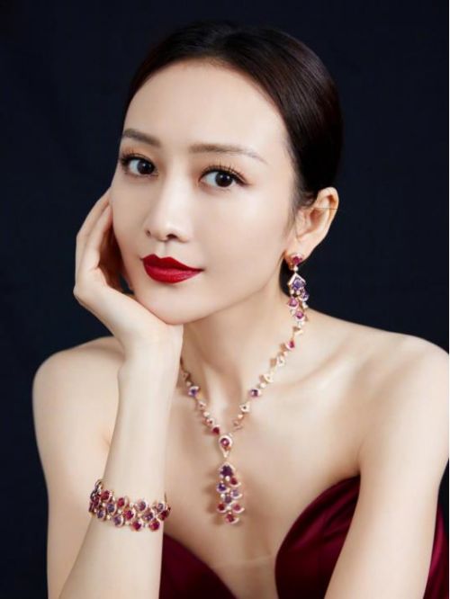 王鸥 ( Angel wang )，1982年10月28日出生于广西壮族自治区南宁市，中国内地影视女演员。
2003年，获得第四届CCTV模特电视大赛全国总决赛最上镜奖。2005年，出演个人首部影视剧《迷失金三角》。2009年，在系列电影《镖行天下前传》中饰演女一号谷平安而被观众所熟知。2016年，出演古装剧《琅琊榜》。5月21日，出演谍战剧《伪装者》。6月，主演都市生活剧《周末父母》。2017年，主演古装权谋剧《天盛长歌》。2018年，主演古装玄幻剧《莽荒纪》。2019年10月，领衔主演谍战剧《谍战深海之惊蛰》。11月，凭借电视剧《芝麻胡同》获得第26届华鼎奖中国近现代题材电视剧最佳女演员。2020年，在央视五一晚会参加情景表演《你看！春天的花海》。2021年，参加女性成长励志综艺《乘风破浪的姐姐第二季》，以第五名的成绩成为X-SISTER成员。