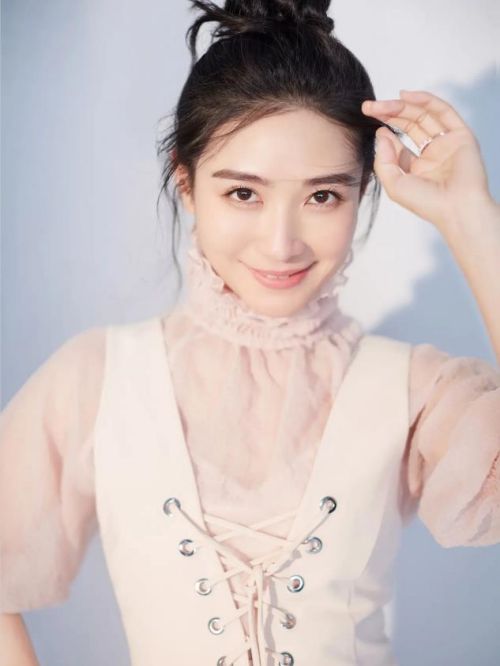 陶昕然，1985年1月13日出生于湖南益阳安化，中国内地女演员，毕业于天津音乐学院戏剧影视系。
2006年，出演个人首部电视剧《暗夜心慌慌》，从而进入演艺圈。2010年，主演古装剧《黛玉传》。2012年，因在古装宫斗剧《甄嬛传》中饰演安陵容一角而被观众所认识。2015年，主演抗战剧《马上天下》。2016年，其出演的抗战剧《胭脂》播出。2017年，获得亚洲影响力盛典最具实力女演员奖。