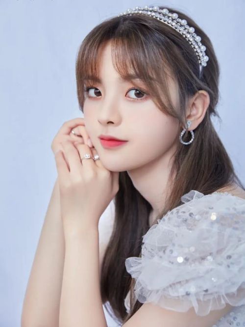 杨超越，1998年7月31日出生于江苏省盐城市大丰区，中国内地影视女演员、歌手。
2018年，参加腾讯视频女团青春成长节目《创造101》；12月15日，获得“影响中国”年度演艺人物奖。2019年6月11日，获得上海国际电影电视节互联网影视精品盛典网络综艺年度个人表现奖；8月13日，主演的青春运动励志剧《极限17：羽你同行》播出；8月20日，首次入选福布斯中国名人榜，排名第58位。2020年，主演的古装玄幻剧《将夜2》、仙侠玄幻甜宠剧《且听凤鸣》、都市恋爱轻喜剧《仲夏满天心》相继播出；8月27日，连续第二年入选福布斯中国名人榜，排名第80位；同年，相继主演了都市职场剧《理想之城》、古装武侠剧《说英雄谁是英雄》。2021年，相继主演了社会现实题材喜剧电影《我们的新生活》、古装仙侠剧《重紫》。2021年7月17日，担任中国赛艇运动青年助力大使、中国赛艇运动荣誉舵手。2022年，主演古装神话轻喜剧《七时吉祥》。