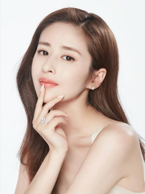 颖儿（本名刘颖），1988年12月12日生于湖南省常德市，中国内地女演员、歌手，毕业于中央戏剧学院表演系。
2007年参演个人首部电视剧《婚姻之痒》，从而正式出道。2011年凭借都市情感剧《千山暮雪》获得搜狐冬季电视剧盛典“最佳新人”奖。2012年主演青春励志偶像剧 《小菊的春天》。2013年出演都市偶像剧《美妙的春天秋天》，饰演女一号谭妙妙；2014年主演爱情片《谁说我们不会爱》；同年在悬疑剧《盗墓笔记》中饰演霍秀秀。2015年主演都市情感剧《望夫成龙》；同年参演古装剧《哪吒与杨戬》。2016年主演都市商战剧《爱情的开关》、电视剧《舒克的桃花运》、都市剧《一粒红尘》和古装剧《古剑奇谭2》。2017年，主演都市青春励志剧《最好的安排》。2018年出演古装剧《山河月明》和现代爱情剧《乔安你好》。2021年，主演的都市爱情轻喜剧《舒克与桃花》。