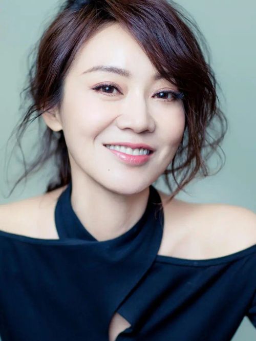 闫妮，1971年3月10日出生于陕西省西安市，中国内地影视女演员，中国人民解放军空军政治部电视艺术中心演员。
2005年主演《武林外传》，凭借“佟湘玉”一角一炮走红，被人们所熟知。2008年主演电视剧《北风那个吹》、《三七撞上二十一》。2009年获第27届中国电视剧飞天奖。2010年获第25届中国电视金鹰奖。2009年6月，主演张艺谋执导的电影《三枪拍案惊奇》。2010年主演电影版《武林外传》。2011年主演电影《大魔术师》和《画壁》。2015年，主演电影《捉妖记》。2017年，出演电视剧《复合大师》。2019年11月，主演电视剧《少年派》。2020年8月，凭借电视剧《少年派》获得第26届白玉兰奖最佳女主角。2020年，主演现代题材电视剧《装台》。2022年主演电影《最后的真相》。