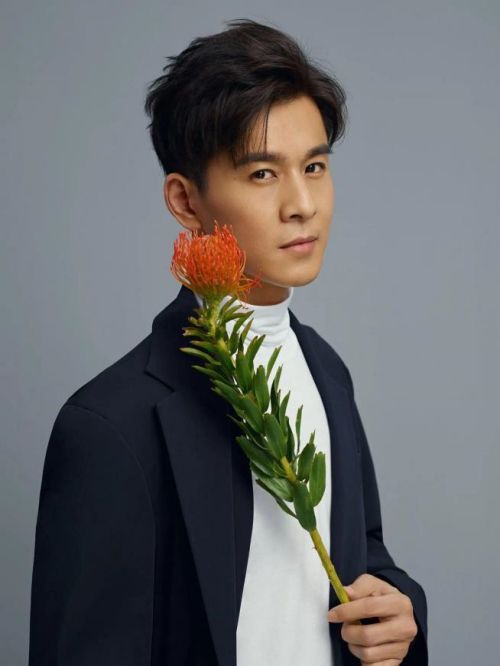 乔振宇代言,乔振宇代言费,乔振宇形象代言,乔振宇广告代言,乔振宇明星代言
乔振宇，1978年11月1日出生于广西壮族自治区桂林市，中国内地影视男演员，毕业于北京舞蹈学院。
2000年，出演个人首部电影《龙腾虎跃》，从而正式进入演艺圈?；同年，出演个人首部电视剧《新女驸马》。2002年，主演古装武侠剧《雪花女神龙》。2004年，主演古装武侠剧《七剑下天山》。2007年，主演古装武侠剧《浣花洗剑录》。2008年，主演古装武侠剧《书剑恩仇录》。2010年，主演都市轻喜剧《不能没有家》。2013年，主演古装玄幻剧《古剑奇谭》。2014年，凭借电视剧《烽火佳人》获得“第20届上海电视节白玉兰奖”最具人气男演员奖；同年，出演电视剧《老有所依》。2015年，主演古装玄幻剧《华胥引之绝爱之城》。2019年，出演犯罪动作电影《“大”人物》。
