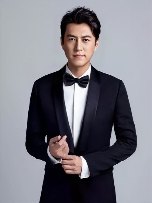 靳东代言,靳东代言费,靳东形象代言,靳东广告代言,靳东明星代言
靳东，1976年12月22日出生于山东省，中国内地男演员，2003年毕业于中央戏剧学院。国家一级演员，中国煤矿文工团副团长、中国视协理事、中国电视艺术家协会演员工作委员会副会长，中国文联第十一届全国委员会委员。
1993年，参演首部电视剧《东方商人》进入演艺圈。1999年，考入中央戏剧学院表演系音乐剧本科班。2015年，凭借谍战剧《伪装者》中“明楼”一角屡获“最具实力男演员”奖项，并提名第22届白玉兰奖电视剧最佳男主角。2016年主演都市情感剧《我的前半生》。2017年，3月1日获聘任为中国电视艺术家协会演员工作委员会副会长；3月13日担任法网中国区形象大使；9月20日获聘任中国电视艺术家协会第六届理事。2018年，荣获第十届全国德艺双馨电视艺术工作者荣誉称号。2021年，被任命为中国煤矿文工团副团长。
