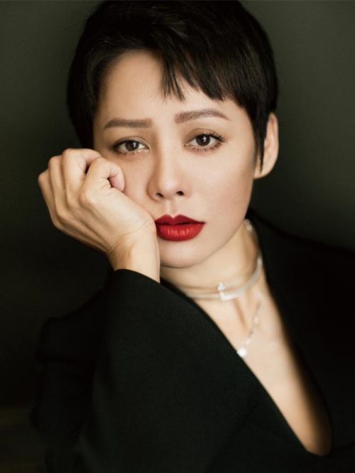 宁静代言,宁静代言费,宁静形象代言,宁静广告代言,宁静明星代言
宁静，1972年4月27日出生于贵州省贵阳市，毕业于上海戏剧学院模特进修班，中国影视女演员、歌手，国家一级演员。
1989年，宁静参演个人首部电影《联手警探》从而开启银幕生涯。1994年，凭借剧情片《炮打双灯》获得第42届圣塞巴斯蒂安国际电影节最佳女主角奖。1995年，主演剧情片《阳光灿烂的日子》。1996年，凭借历史剧情片《红河谷》获得大众电影百花奖最佳女演员奖。1999年，主演战争电影《黄河绝恋》获得第19届中国电影金鸡奖最佳女主角奖。
2002年出演清装宫廷剧《孝庄秘史》中大玉儿一角。2011年主演民族历史剧《奢香夫人》。2012年，凭借革命战争片《辛亥革命》获得大众电影百花奖最佳女配角奖。2017年，主演古装历史剧《大秦帝国之崛起》。2020年，参加女性励志综艺《乘风破浪的姐姐》，夺得第一。
