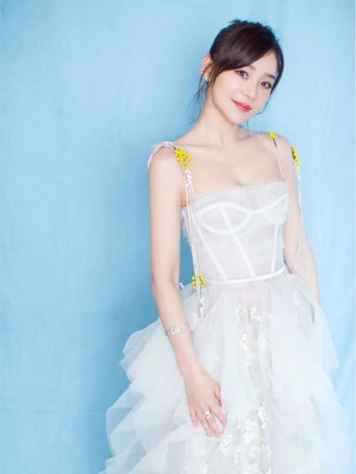 袁姗姗代言,袁姗姗代言费,袁姗姗形象代言,袁姗姗广告代言,袁姗姗明星代言
袁姗姗（Mabel Yuan），1987年2月22日出生于湖北省襄阳市，中国内地影视女演员，毕业于北京电影学院05级表演系本科班。
2010年参演年代剧《大屋下的丫鬟》步入演艺圈。2011年主演古装剧《秦香莲》。2012年主演古装爱情剧《宫锁珠帘》。2013年主演装武侠剧《笑傲江湖》。2014年主演古装宫廷剧《宫锁连城》。2015年主演搞笑喜剧电影《煎饼侠》。2016年主演喜剧爱情片《所以……和黑粉结婚了》。2017年主演都市情感剧《云巅之上》；同年，主演都市情感剧《国民大生活》及麻辣喜剧《龙虾刑警》。2021年1月21日，加盟女性励志综艺节目《乘风破浪的姐姐第二季》。