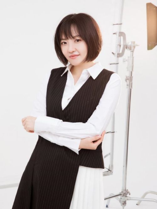 乌拉多恩代言,乌拉多恩代言费,乌拉多恩形象代言,乌拉多恩广告代言,乌拉多恩明星代言
乌拉多恩，出生于山东省济南市，中国内地流行乐女歌手、音乐制作人，毕业于星海音乐学院作曲技术与理论系。
2014年，参加CCTV-3原创音乐真人秀节目《中国好歌曲第一季》的比赛，最终获得刘欢组季军；同年，推出首张个人音乐专辑《鸟与人》。2015年，推出首张个人EP专辑《你是我生命中的礼物》。2016年，推出个人原创单曲《亲爱的》；同年参加在上海举行的“理想音乐节”。2017年，相继推出个人原创单曲《春暖花开》、《好久不见》。2022年1月31日，参加《2022年中央广播电视总台春节联欢晚会》，为刘欢演唱的歌曲《你是我生命中的礼物》进行钢琴伴奏。