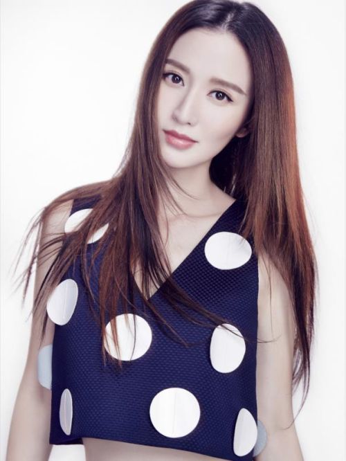 张萌代言,张萌代言费,张萌形象代言,张萌广告代言,张萌明星代言
张萌，1981年3月6日出生于天津市，毕业于澳大利亚悉尼新南威尔士大学，中国内地影视女演员、制作人。
2004年，张萌获得第53届环球小姐中国区冠军，而她也就此进入演艺圈发展。2005年，接拍个人首部影视作品《我主沉浮》。2007年，出演悬疑剧《谁懂我的心》。2010年，主演穿越剧《神话》。2011年，主演革命剧《开天辟地》。2013年，出演家庭剧《宝贝》?。2014年，主演都市剧《离婚律师》、民国剧《情定三生》。此后两年，相继主演了玄幻剧《幻城》、都市剧《周末父母》等影视作品。2017年，主演情感剧《小丈夫》。2018年7月，主演现代悬疑冒险剧《沙?！?。