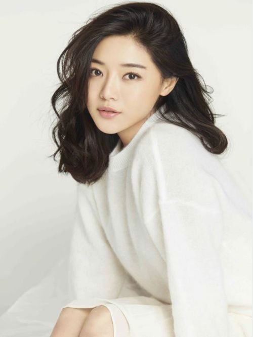 邓家佳代言,邓家佳代言费,邓家佳形象代言,邓家佳广告代言,邓家佳明星代言
邓家佳，原名邓嘉，1983年5月17日出生于四川省内江市，中国内地女演员，毕业于中国传媒大学表演系本科。
2008年，参演古装喜剧电影《十全九美》。2010年，主演都市喜剧《爱情公寓2》。2012年，主演都市喜剧《爱情公寓3》。2013年，参演犯罪悬疑电影《全民目击》，并凭借该片获得第32届大众电影百花奖最佳女配角奖。2015年，主演爱情励志剧《爱情也包邮》和都市爱情剧《想明白了再结婚》；9月，凭借《全民目击》获得第30届中国电影金鸡奖最佳女配角奖。2016年，参演电视剧《缘来幸?！?。2017年9月，主演犯罪嫌疑网络剧《无证之罪》。2019年12月，领衔主演古装剧《大明风华》。2020年1月，主演季播电影《北京女子图鉴》。2021年，主演悬疑剧情片《扬名立万》。2022年，领衔主演悬疑推理剧《回廊亭》、悬疑网剧《通天塔》。