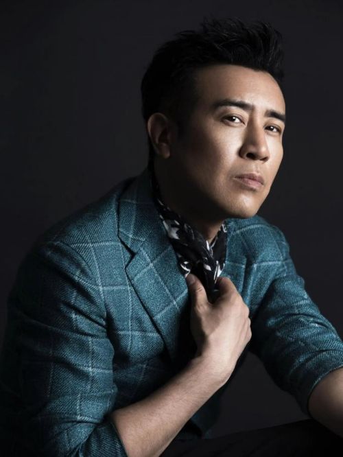 于和伟代言,于和伟代言费,于和伟形象代言,于和伟广告代言,于和伟明星代言
于和伟，1971年5月4日出生于辽宁省抚顺市东洲区，中国内地影视男演员，毕业于上海戏剧学院1996届表演本科班。
1999年，参演个人首部历史剧《曹操》，从而正式进入演艺圈。2003年，参演抗战剧《历史的天空》。2004年，出演情感剧《搭错车》。2009年，主演古装剧《三国》。2011年，主演谍战剧《青盲》、都市剧《幸福在路上》。2014年，主演都市情感剧《下一站婚姻》。2015年凭借都市剧《下一站婚姻》获得第17届华鼎奖最佳男演员奖。2017年凭借剧情片《我不是潘金莲》获得第31届中国电影金鸡奖最佳男配角奖。2018年凭借古装剧《大军师司马懿之军师联盟》获得第24届上海电视节白玉兰奖最佳男配角奖。2019年，主演电视剧《巡回检察组》。2021年主演谍战片《悬崖之上》；6月10日，凭借年代剧《觉醒年代》获得第27届上海电视节白玉兰奖最佳男主角奖；主演的年代剧《大决战》、都市剧《理想之城》相继播出。