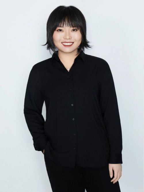 李雪琴代言,李雪琴代言费,李雪琴形象代言,李雪琴广告代言,李雪琴明星代言
李雪琴，1995年7月1日出生于辽宁省铁岭市，中国内地女演员、脱口秀演员、喜剧创作者。
2019年，李雪琴因录制视频隔空喊话郭艾伦、李彦宏、杨鸣被他们回复而受到大家关注。2020年，参与录制的脱口秀竞技节目《脱口秀大会第三季》在腾讯视频播出，最终在总决赛中获得第五名。
2021年1月，参加综艺《欢乐喜剧人第七季》；3月1日，担任新华网两会观察员。