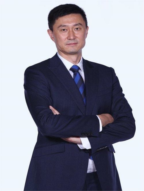 杜锋代言,杜锋代言费,杜锋形象代言,杜锋广告代言,杜锋明星代言
杜锋，男，回族，1981年7月30日生于新疆乌鲁木齐，中国职业篮球运动员、教练员，司职大前锋，现任中国男篮以及CBA广东宏远男篮主教练。
1996年，杜锋加盟广东青年队；1999年升入广东宏远一队，并帮助球队夺得多个CBA赛季总冠军。2001年杜锋入选国家队，并曾跟随中国男篮征战2004年雅典奥运会和2008年北京奥运会。2012年4月6日，杜锋正式宣布退役。2017年4月28日，杜锋出任男篮双国家队主帅。2018年9月26日，杜锋担任广东宏远队主教练。2018-19赛季，杜锋带领广东队夺得CBA总冠军。2019年10月31日，中国篮协宣布杜锋将成为中国男篮新任主帅。2018-19、2019-20、2020-21赛季，杜锋连续三年当选CBA最佳教练。2021年5月1日，杜锋带领广东队夺得2020-21赛季CBA总冠军。