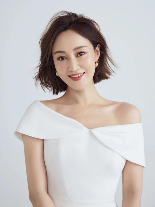 赵子琪代言,赵子琪代言费,赵子琪形象代言,赵子琪广告代言,赵子琪明星代言
赵子琪（原名赵琳），1976年6月17日出生于北京市西城区，毕业于中国传媒大学，中国内地影视女演员。
赵子琪就读大二时开始主持央视《生活》栏目；2002年，她离开央视，投身影视圈。2003年，凭借主演的电视剧《别了，温哥华》获得第四届中国电视艺术“双十佳”评选十佳演员奖；2006年，出演献礼长征的电影《我的长征》；2009年，主演赵宝刚执导的青春励志剧《我的青春谁做主》，饰演赵青楚受到观众喜爱；同年，重回主持台，担任《中国娱乐报道》主播。2011年7月16日，与出版人路金波低调完婚。2013年，携手贾一平搭档主演都市情感剧《幸福保卫战》。2015年，主演医疗情感剧《长大》。2016年，主演刑侦剧《谜砂》。2017年，参演反腐剧《人民的名义》?。2018年，担任搜狐首届“国民校草大赛”评审。